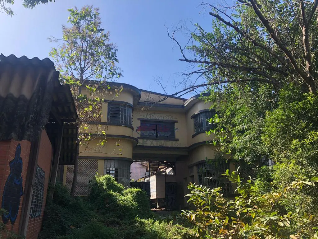 Prédio do Carrinhos Rossi está abandonado