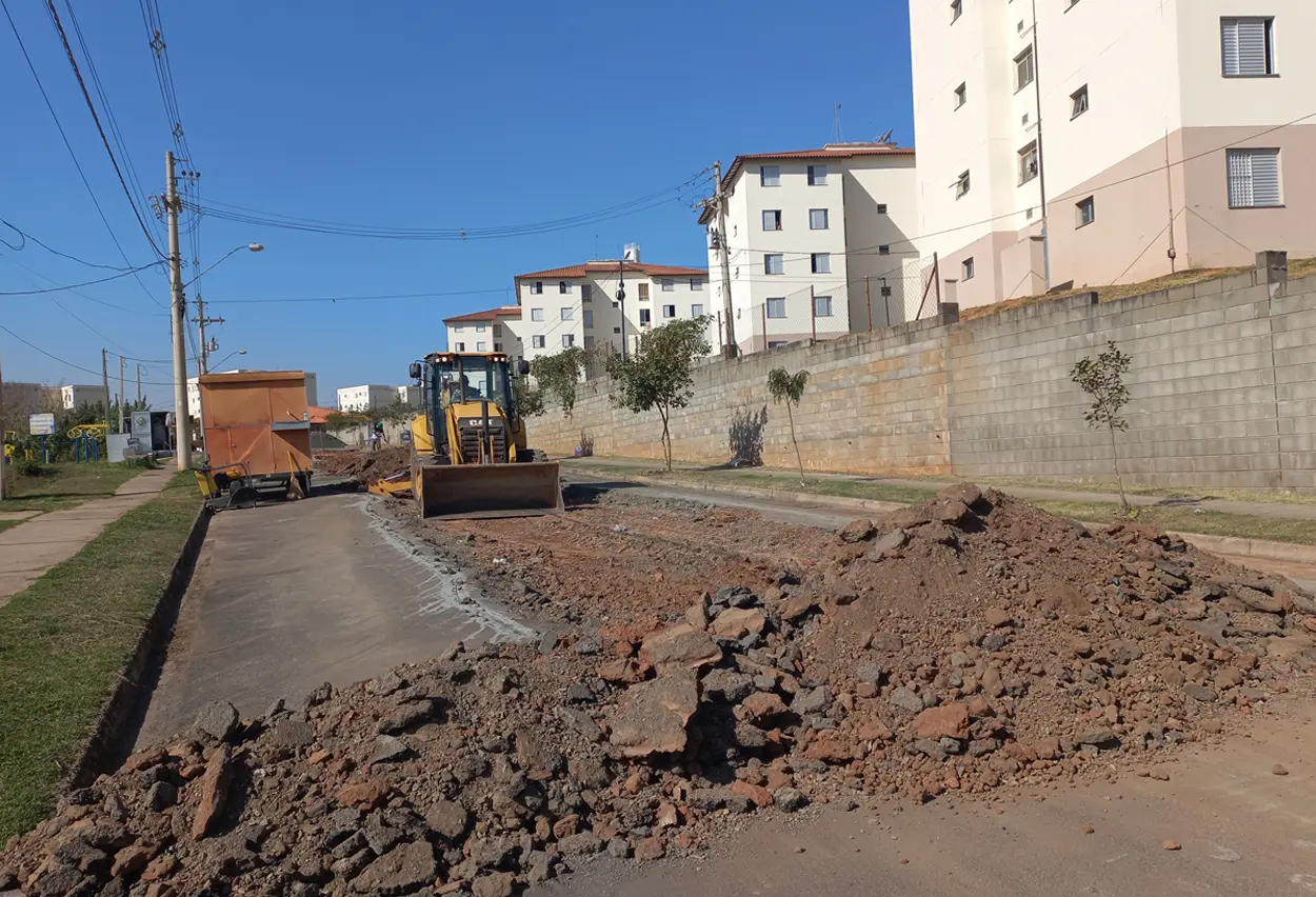 A Prefeitura de Limeira iniciou nesta sexta-feira (4) a recomposição e adequação do asfalto no entorno do Residencial Rubi. O prefeito Mario Botion, o presidente da Câmara Municipal, Everton Ferreira, o vereador João Antunes Bano e o secretário de Obras e Serviços Públicos, Dagoberto Guidi, estiveram na Rua Luis Guilherme Boim, a primeira a receber o trabalho.
