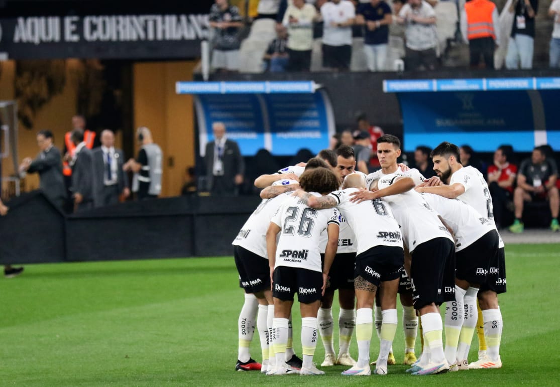 Corinthians vence Estudiantes em jogo com homenagens e Gil decisivo