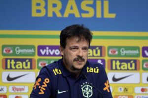 O técnico interino da seleção brasileira masculina, Fernando Diniz, deu início nesta sexta-feira (18) ao ciclo para a Copa do Mundo de futebol masculino de 2026 ao realizar a primeira convocação para as Eliminatórias Sul-Americanas, na sede da CBF, no Rio de Janeiro.