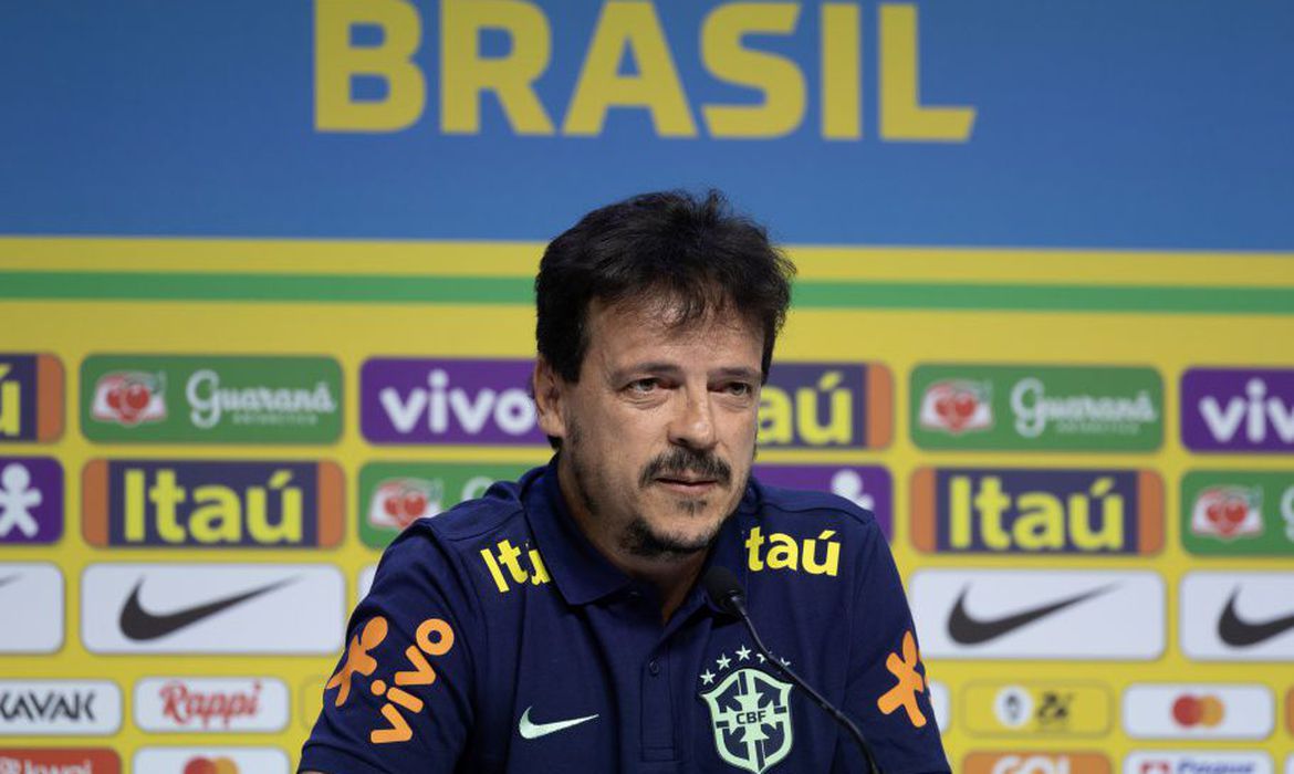 O técnico interino da seleção brasileira masculina, Fernando Diniz, deu início nesta sexta-feira (18) ao ciclo para a Copa do Mundo de futebol masculino de 2026 ao realizar a primeira convocação para as Eliminatórias Sul-Americanas, na sede da CBF, no Rio de Janeiro.
