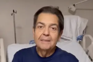 O apresentador Fausto Silva, 73, falou pela primeira vez após a internação, em São Paulo, no início do mês. No vídeo, divulgado no sábado (19) em redes sociais do filho, João Guilherme Silva, Faustão elogiou a equipe médica, agradeceu os cuidados da família e pediu orações. Bem-humorado, o apresentador mencionou que "por sorte" ainda não morreu e "quem decide é o chefe lá de cima".