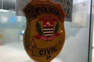 Homem é detido após ameaçar ex com arma falsa em bar de Iracemápolis