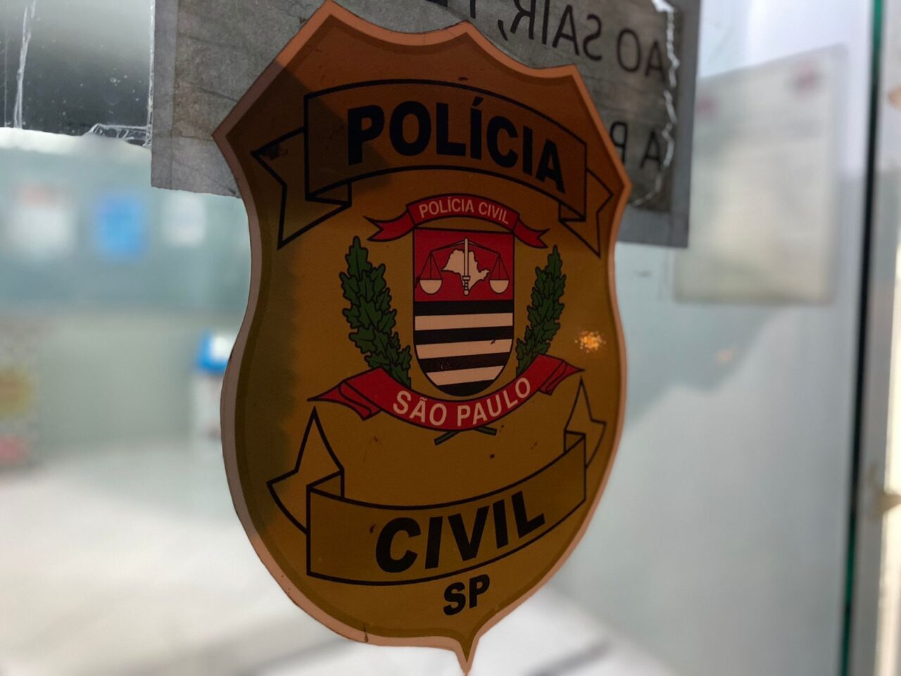 Homem é detido após ameaçar ex com arma falsa em bar de Iracemápolis