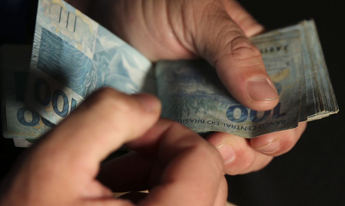 Homem é detido com R$1.600 em notas falsas no Jardim Manacá, em Limeira