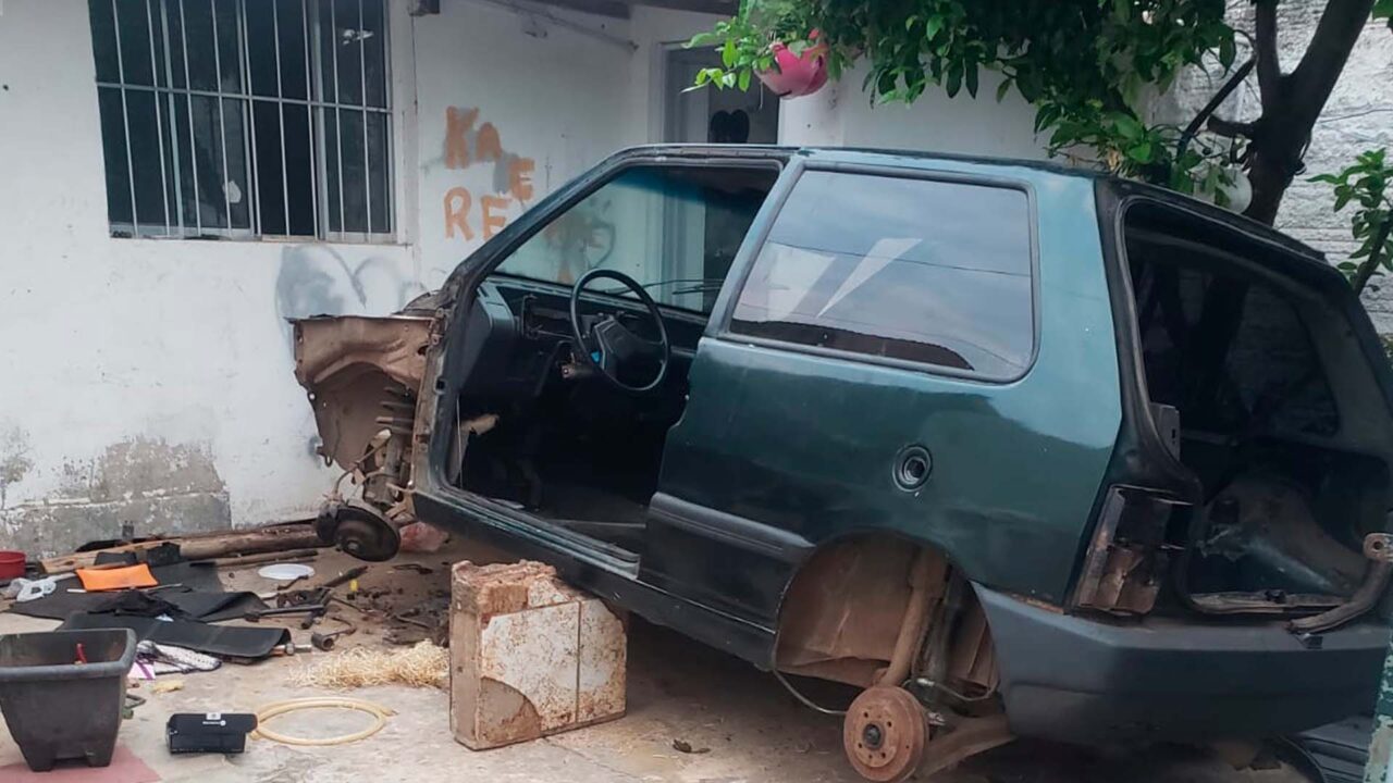 Homem é preso desmanchando Uno furtado na garagem de casa no Belinha Ometto, em Limeira