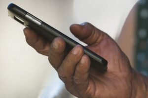 Homem perde mais de R$4 mil ao cair em golpe pelo celular, em Limeira
