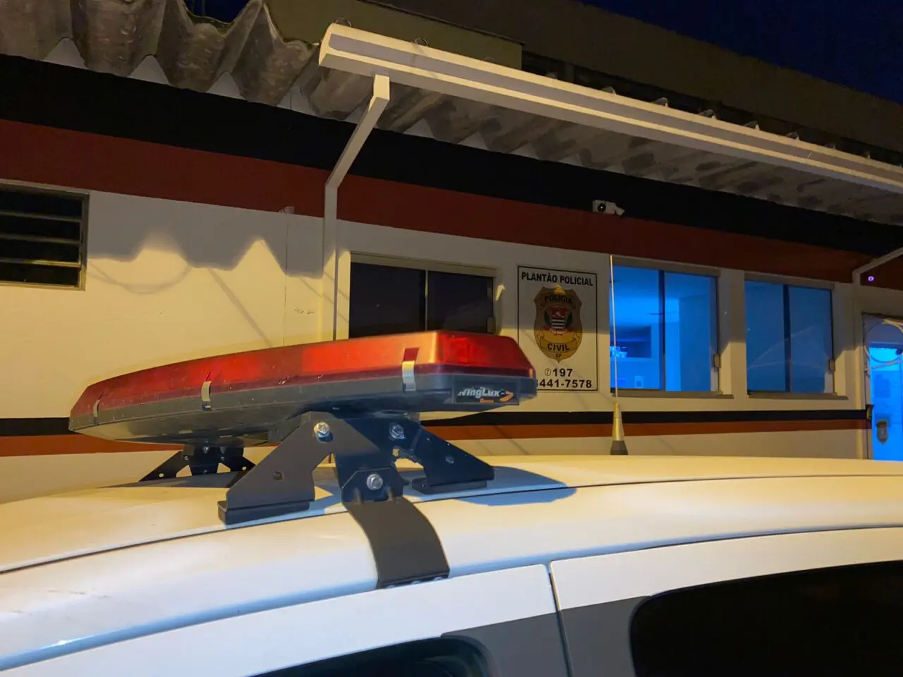 Homem tenta fugir da PM com moto roubada, colide em barranco e é preso, em Limeira