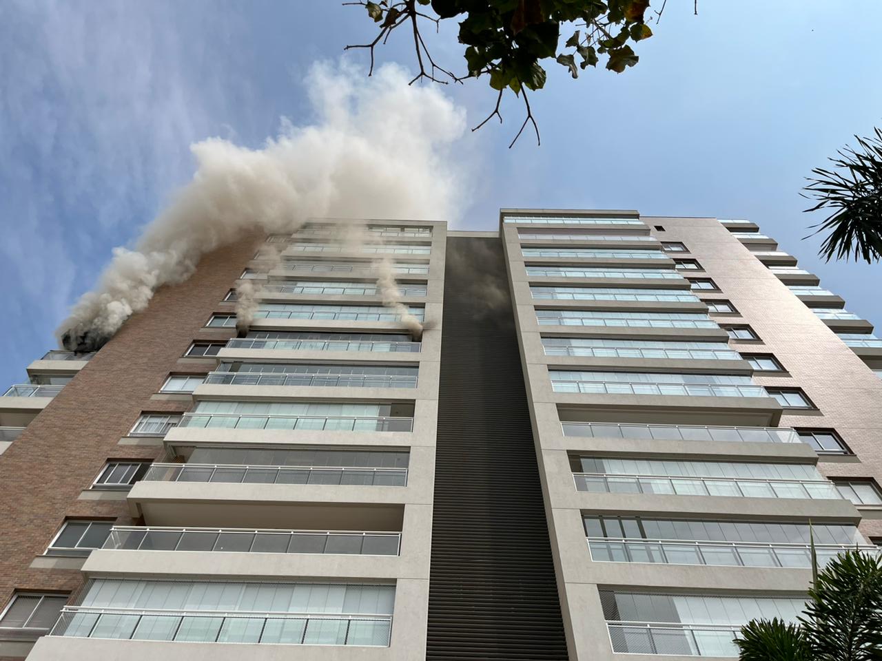 Incêndio atinge apartamento no Cambuí, em Campinas