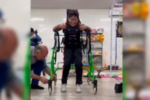 Kaique alcança objetivo e consegue comprar andador