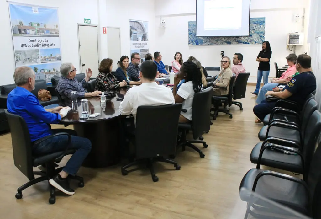 O prefeito Mario Botion conduziu, na manhã de hoje (4), a reunião técnica do Comitê de Prevenção e Controle das Arboviroses Urbanas. Na pauta, a situação epidemiológica da dengue em Limeira e a importância dos exames laboratoriais na detecção precoce das arboviroses. O secretário Vitor Santos (Saúde) também esteve presente, além de representantes dos hospitais Unimed, Santa Casa, Humanitária e membros do comitê. Atualmente, há 495 casos confirmados de dengue no município.