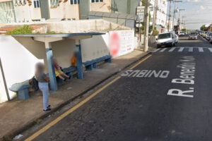 Morador de rua furta vítima que aguardava ônibus na Vila Cláudia, em Limeira