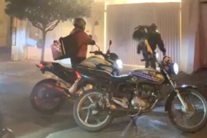Motoboys realizam ‘buzinaço’ em casa de cliente que teria discutido com entregador na Vila Cláudia, em Limeira 