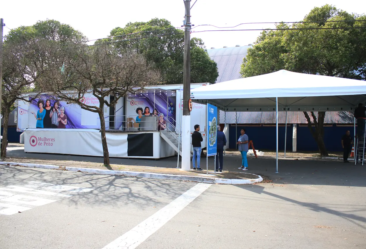 Mulheres abaixo de 50 anos devem apresentar pedido médico para atendimento na 'Carreta da Mamografia'