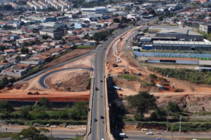 Trecho da Via Antônio Cruãnes Filho é parcialmente interditado devido à obras do viaduto Paulo Natal