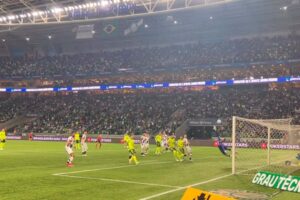 Veiga faz golaço de falta, e Palmeiras vence o Vasco pelo Brasileirão