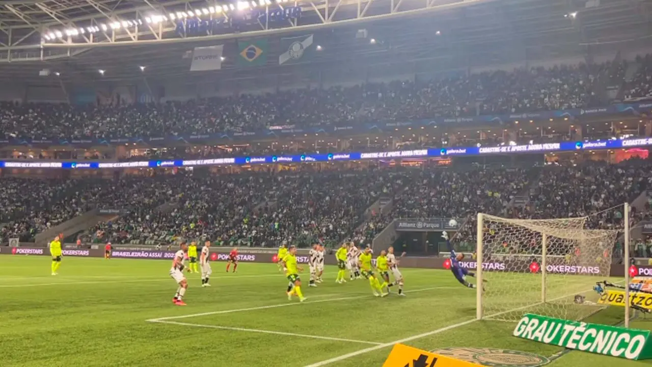 Veiga faz golaço de falta, e Palmeiras vence o Vasco pelo Brasileirão