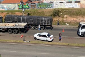 Carro colide contra caminhão parado no Anel Viário de Limeira