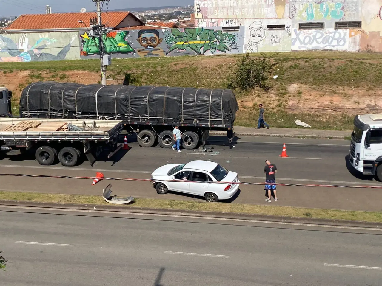 Carro colide contra caminhão parado no Anel Viário de Limeira