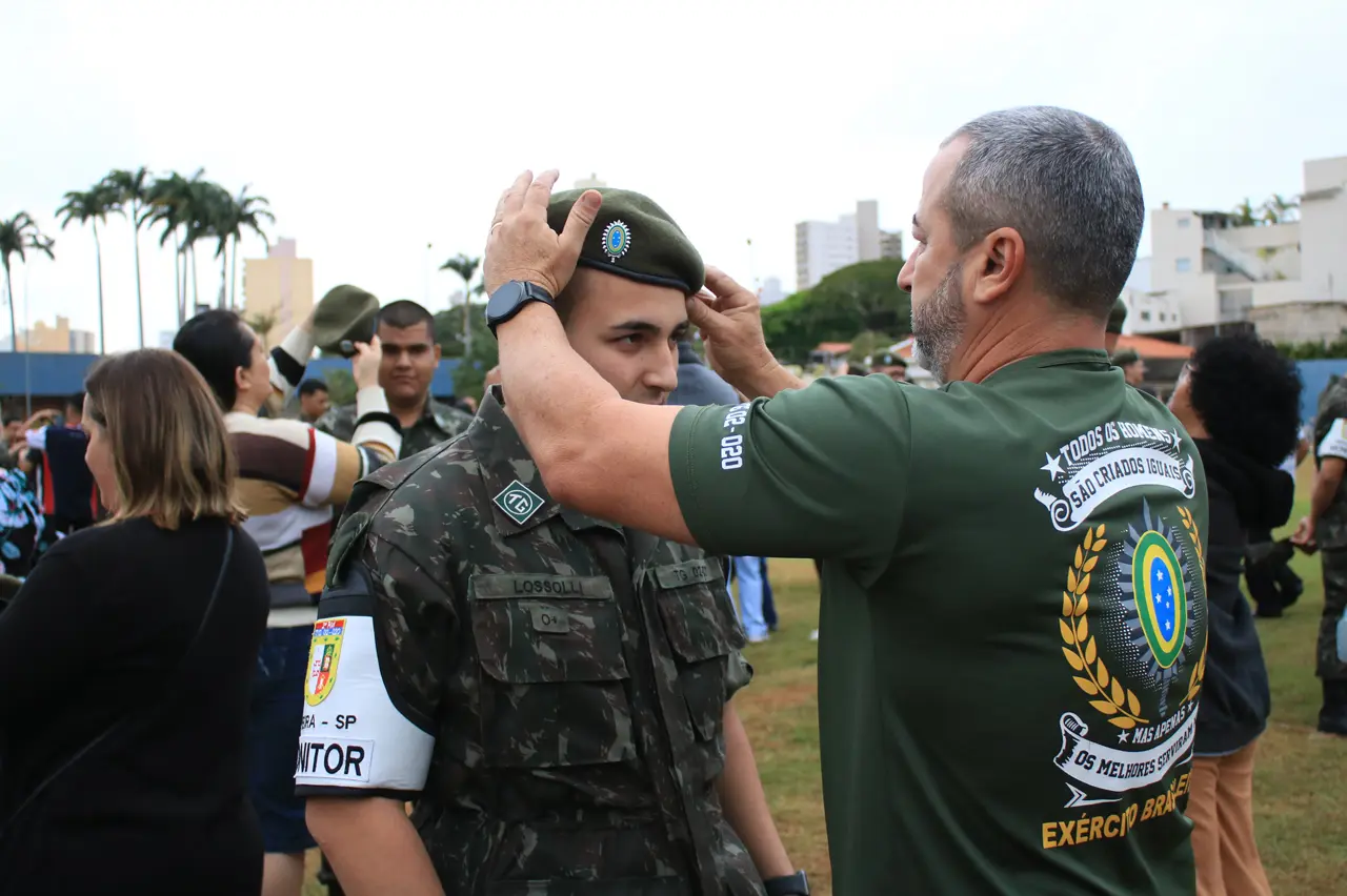 O prefeito Mario Botion participou na manhã deste sábado (26) das comemorações do Dia do Soldado, no Tiro de Guerra (TG 02-20) de Limeira. No mesmo evento, também houve a solenidade de entrega de boinas para os 100 atiradores do TG, da turma de 2023. “São eventos especiais e que merecem nossas homenagens. Em relação aos atiradores, minha certeza é de que eles, ao encerrarem o serviço militar, sairão muito melhor como cidadãos”, declarou Botion.