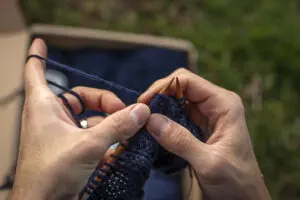 Homem afirma ser ameaçado enquanto faz tricô em varanda de residência