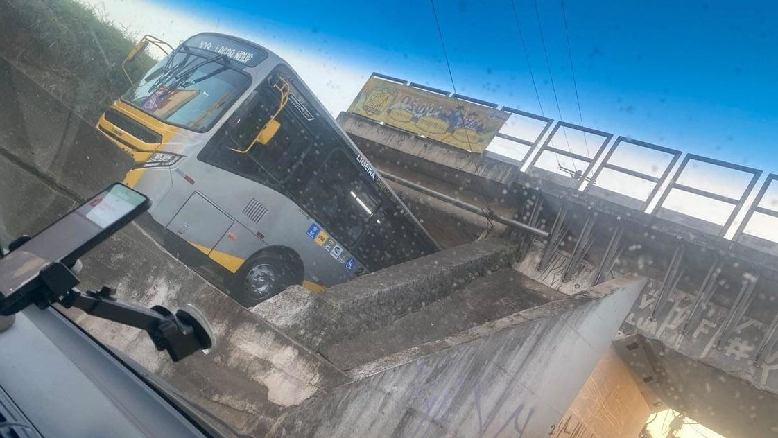 Ônibus da Sancetur trava na Ponte Preta, em Limeira