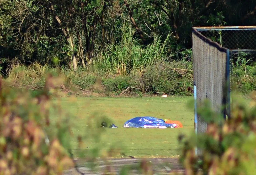 O paraquedista Emerson Benavidis Carneiro, de 49 anos, morreu na tarde desta sexta-feira (18) ao se desviar do Aeroporto Municipal Pedro Morganti, onde deveria pousar, e cair no Clube Piracicabano de Aeromodelismo.