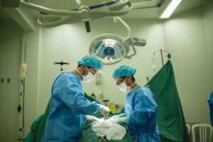 No primeiro semestre de 2023, o Estado de São Paulo registrou 5.077 transplantes de órgãos, um aumento de 10,5% em relação ao mesmo período do ano passado. Nas operações de coração, foram 75 órgãos transplantados de janeiro a junho, dois a mais que em 2022 e também superando os primeiros semestres de 2021 (73), 2020 (67), 2019 (74) e 2018 (64), de acordo com os registros da Central de Transplantes do Estado.
