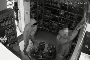 Câmeras de segurança flagraram o momento em que um grupo de dez pessoas invadiu um mercado e furtou cerca de 1.500 garrafas de bebidas alcoólicas na noite deste domingo (3), no Centro de Limeira (SP).