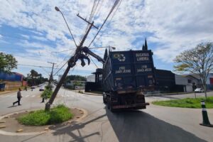 Caminhão de sucatas enrosca e derruba poste no Egisto Ragazzo, em Limeira