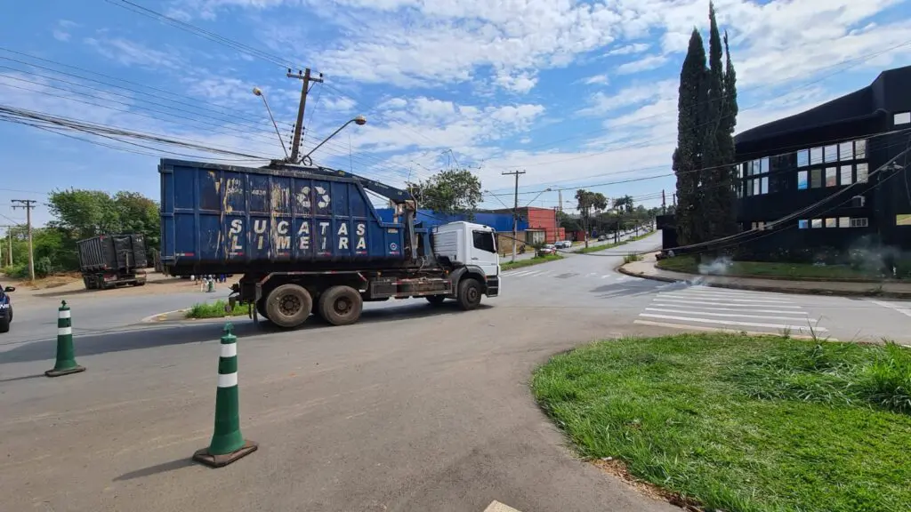 Caminhão de sucatas enrosca e derruba poste no Egisto Ragazzo, em Limeira