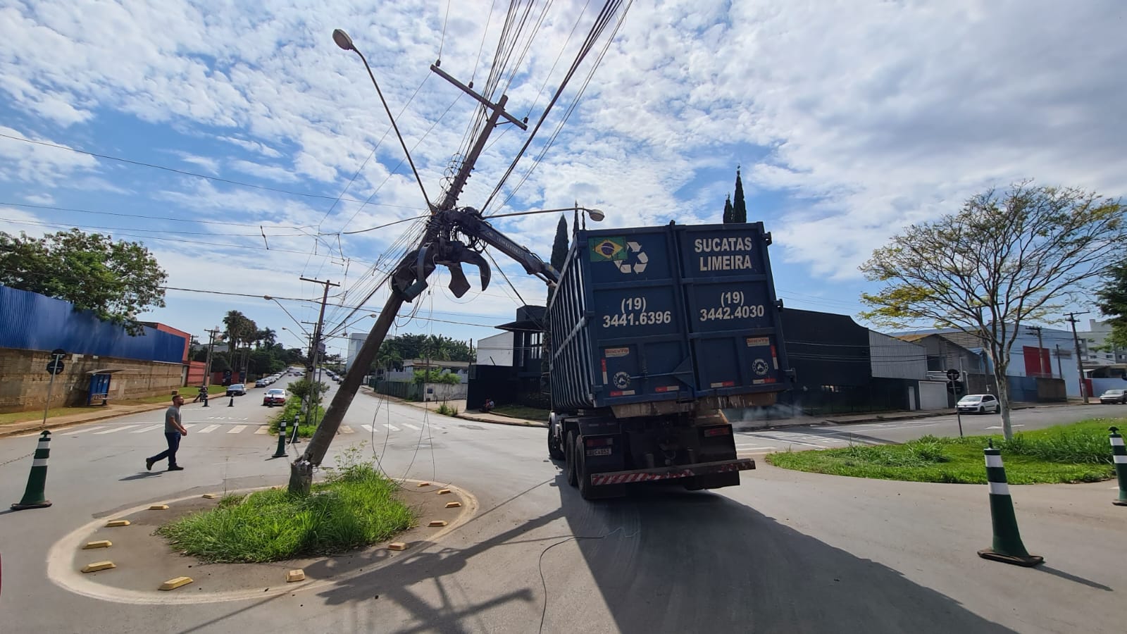 Caminhão de sucatas enrosca e derruba poste no Egisto Ragazzo, em Limeira