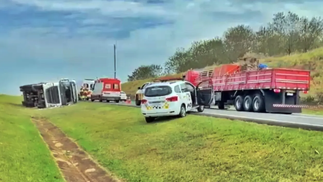 Chapada: Motorista e passageiro ficam feridos após caminhão tombar na  região de Utinga – Jornal da Chapada