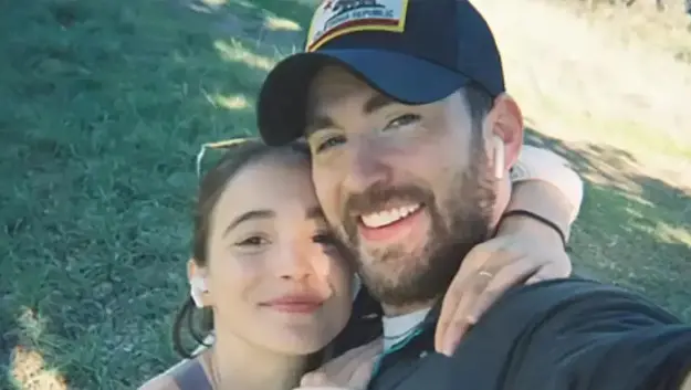 Chris Evans, o Capitão América, se casa com namorada luso-brasileira, diz site
