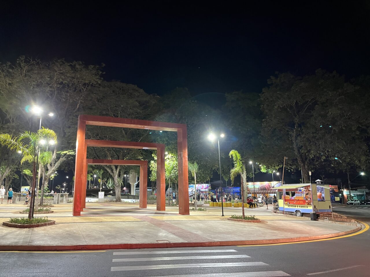 Decreto autoriza mesas e cadeiras na Praça da Buzolin
