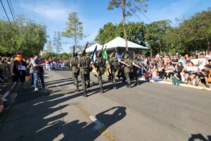 Desfile de 7 de Setembro reúne multidão no Parque Cidade