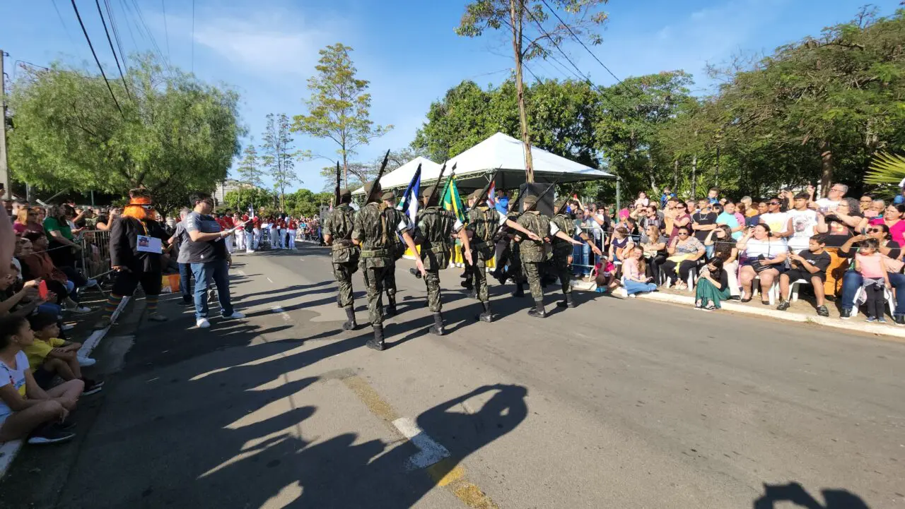Desfile de 7 de Setembro reúne multidão no Parque Cidade