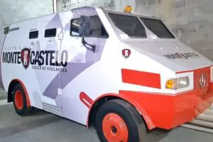 Educadora visita academia de formação de seguranças e mostra carro-forte por dentro 
