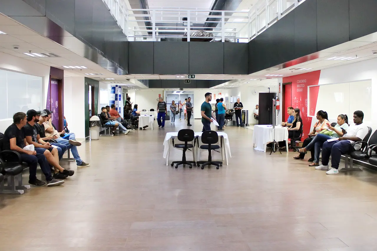 A Prefeitura de Limeira iniciou hoje (12) o evento Empregabilidade 360º, que acontece no Espaço Elo (Pátio Office – anexo ao Pátio Limeira Shopping) até quinta-feira (14). Hoje, a iniciativa teve cerca de 185 atendimentos em serviços como: vagas de empregos formais – com entrevistas realizadas no espaço –, cursos de qualificação, vagas de estágios e oficinas de currículo e de entrevistas. Ao todo, são mais de 600 vagas de emprego disponíveis.