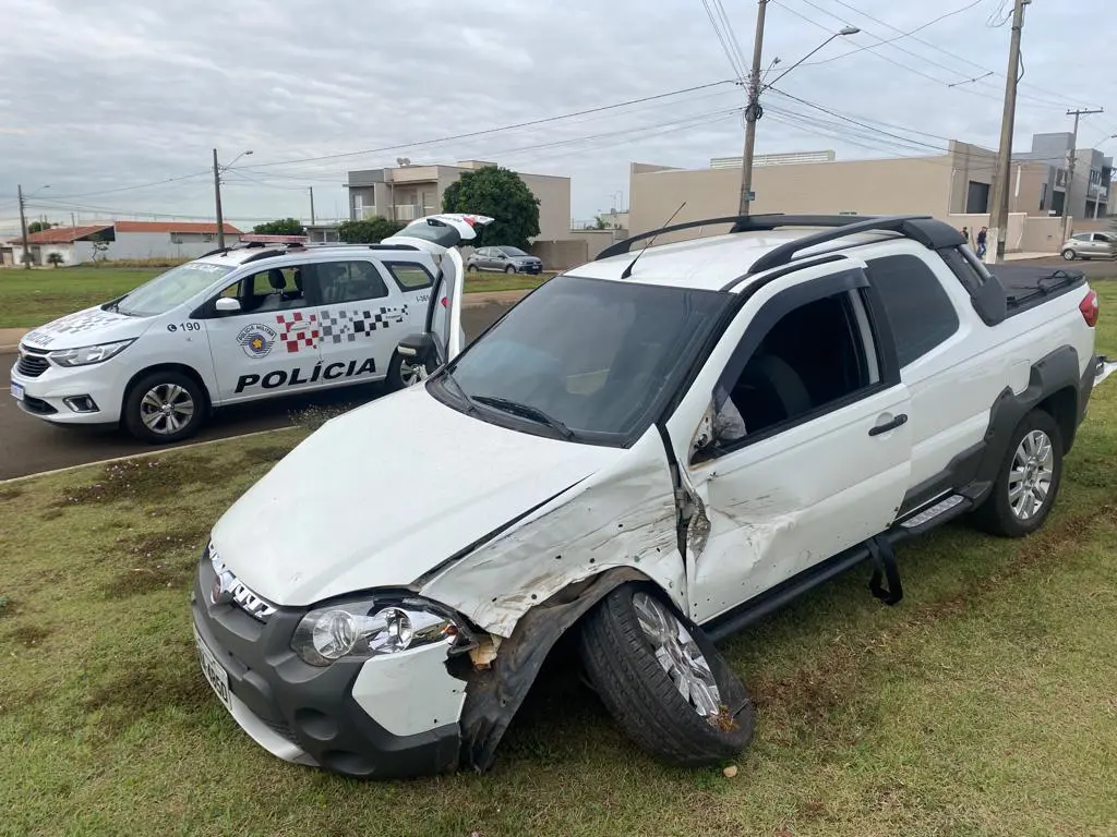 Homem foge de abordagem, bate veículo e termina preso, em Limeira