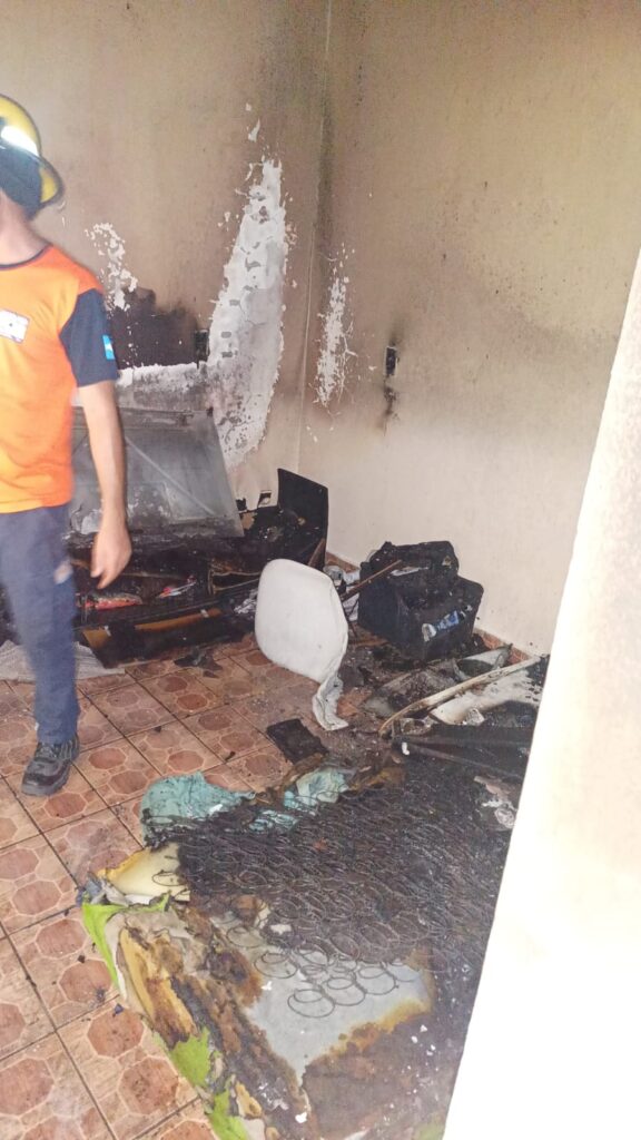 Defesa Civil interdita residência no Abílio Pedro após incêndio