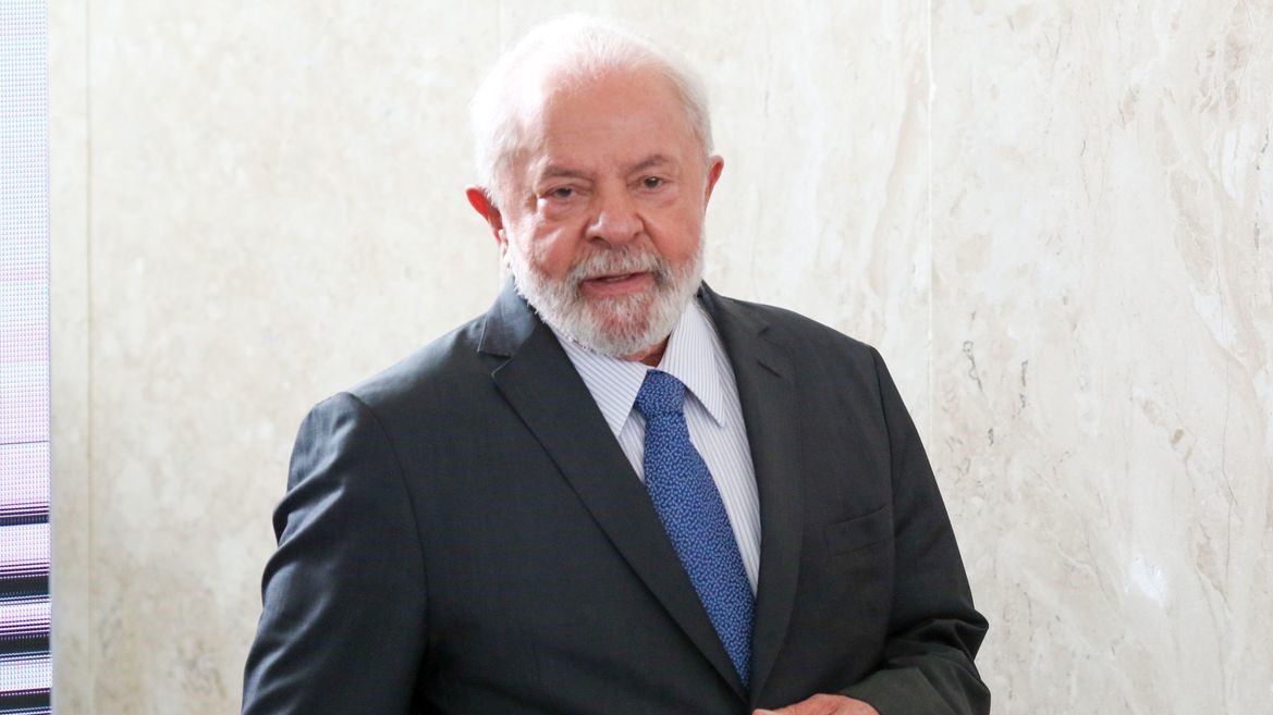 Lula continua estável e bem, informa boletim médico