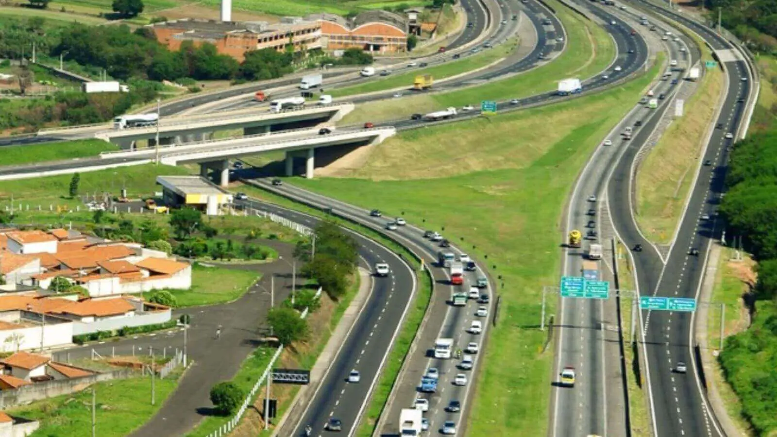 Mais de 900 mil veículos devem passar pelas rodovias no feriado de 7 de setembro
