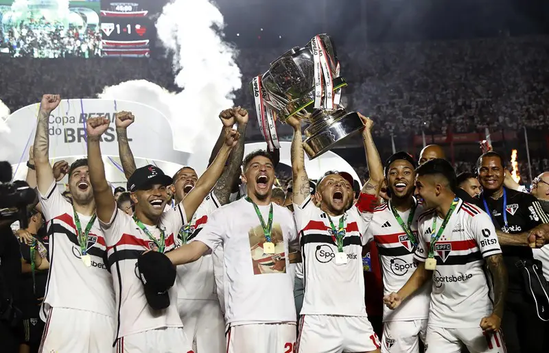 Um torcedor do São Paulo de 32 anos morreu durante as comemorações pelo título da Copa do Brasil no entorno do estádio Cícero Pompeu de Toledo, no Morumbi, zona oeste de São Paulo, na noite de domingo (24) Conforme a SSP (Secretaria da Segurança Pública), policiais militares que atuaram na segurança do jogo entre São Paulo e Flamengo foram acionados para controlar um tumulto logo após o fim do jogo nas proximidades do estádio do Morumbi. Na sequência, o homem foi encontrado caído com um ferimento na cabeça.
