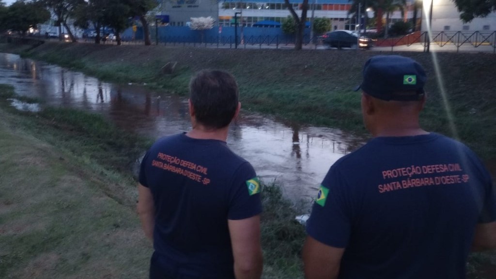 Vertedouro rompe e aumenta vazão do Ribeirão dos Toledos, em Santa Bárbara d'Oeste