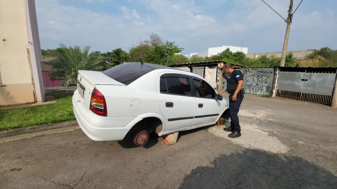O veículo já havia sido verificado no início desta semana por outra guarnição e, naquela ocasião, não havia nenhuma queixa registrada. No entanto, ao consultar novamente a situação do veículo nesta sexta-feira (29), foi constatada a queixa de furto.