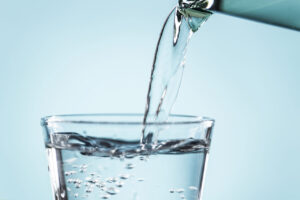 Tarcísio sanciona lei que obriga bares e restaurantes de SP a fornecer água de graça