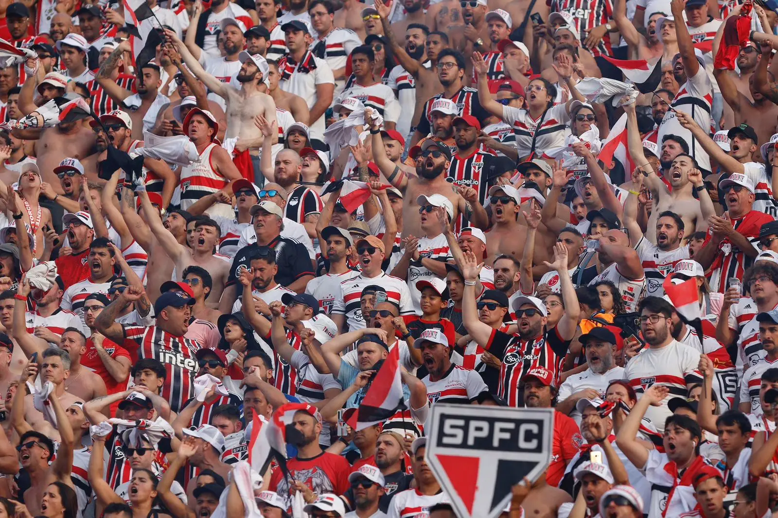 Torcedor do São Paulo morre durante comemoração no entorno do Morumbi