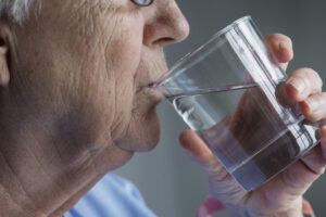 Calor pode provocar desidratação, confusão mental e desmaios em idosos