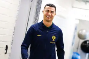 Cristiano Ronaldo pode ser condenado a 100 chibatadas no Irã por abraçar artista, diz jornal